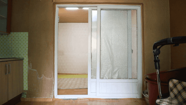 미닫이문이 있는 빈 방