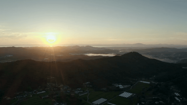고요한 산 풍경 위로 떠오르는 일몰