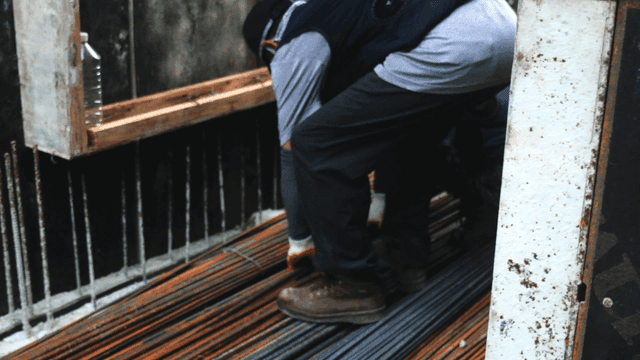 철근과 작업자가 있는 건설 현장