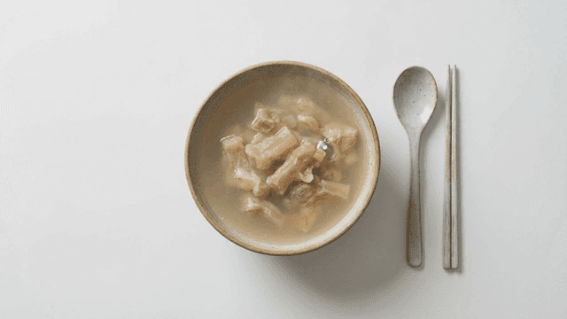 Chewy ox knee and tendon soup in milky beef bone broth