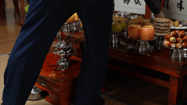 차례상에 술을 올리는 전통 명절 의식