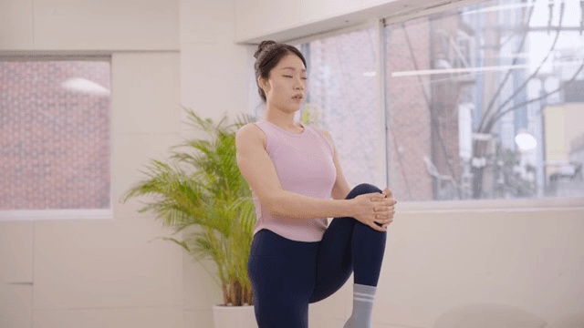 실내에서 요가를 연습하는 여성