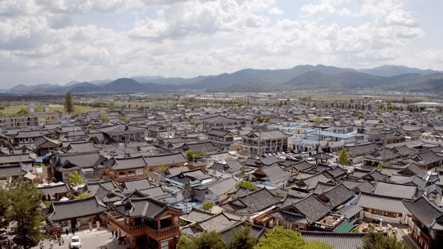 산이 보이는 전통 한국 마을
