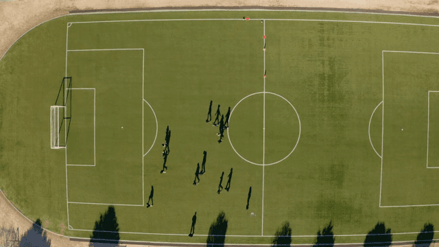 학교 축구장에서 축구를 하는 모습