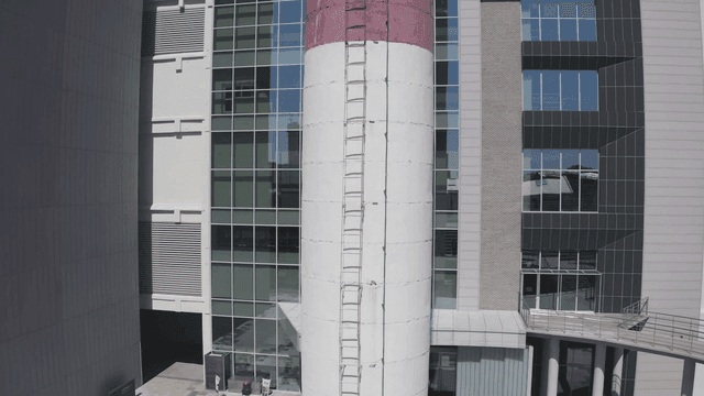 현대 건물 외벽 옆 줄무늬 굴뚝