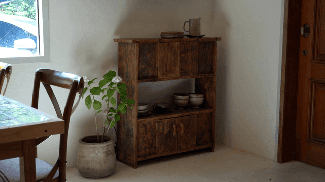 나무 가구가 있는 아늑한 실내