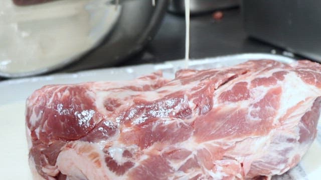 흰 소스로 절여지는 신선한 고기