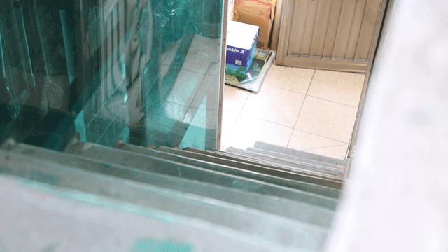 청소 도구가 있는 실내 계단