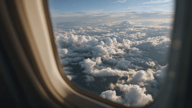 비행기 창문에서 본 구름