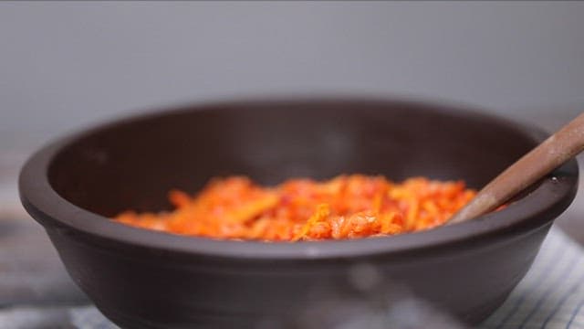 김에 고구마생채 비빔밥을 얹는 모습