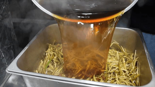 썰어놓은 채소에 간장을 붓는 장면