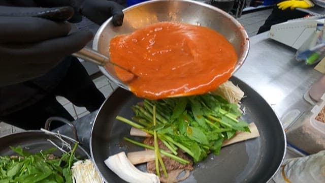 The process of making spicy braised galbi