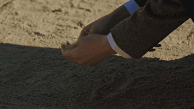 모래 위에 그림을 그리는 사람