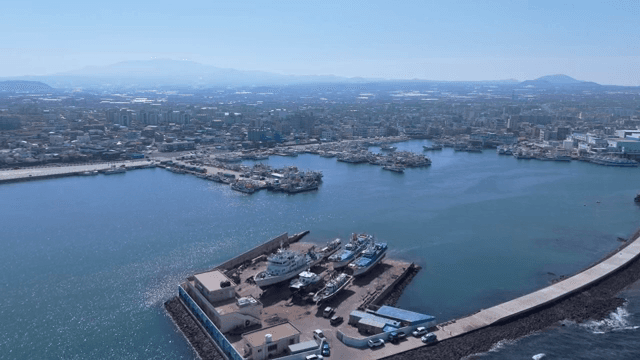 분주한 항구가 있는 해안 도시