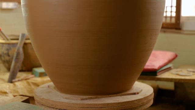 도자기 작업장에서 제작 중인 큰 항아리의 모습