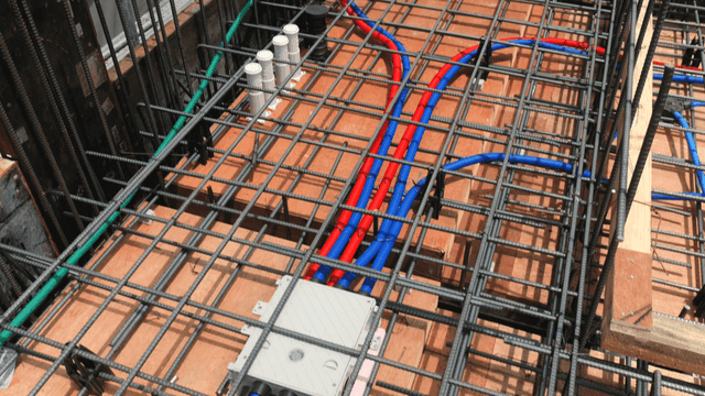 건설 현장의 전기 배선 설치