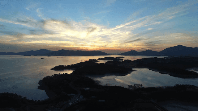 일몰의 고요한 해안 풍경