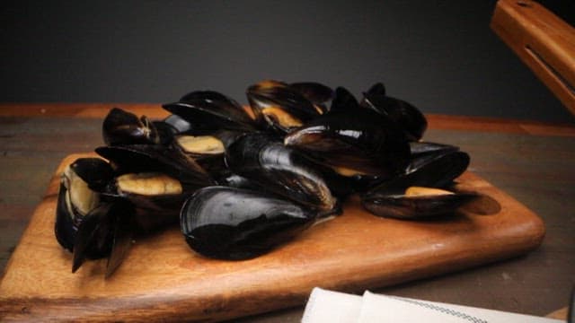 신선한 홍합과 홍합감바스, 빵이 담긴 프라이팬