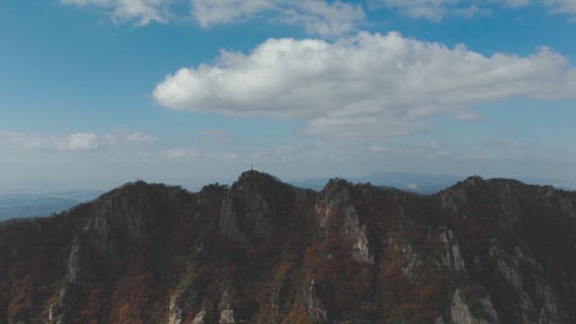 맑은 하늘 아래 산봉우리
