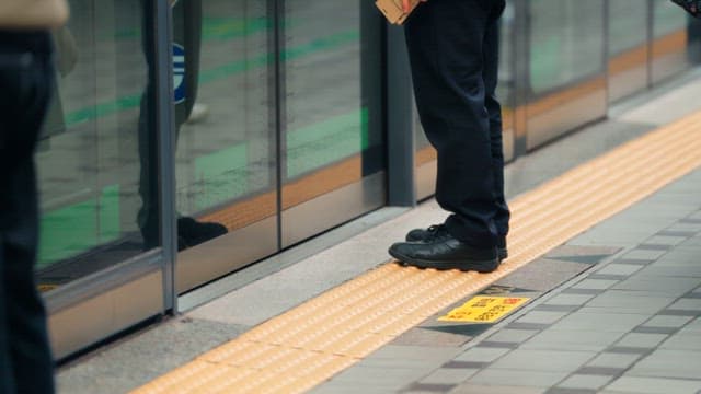 스크린도어가 열리고 지하철을 타는 사람들