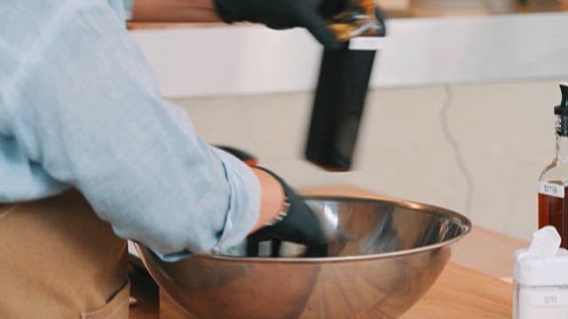 그릇에 담긴 당면에 간장을 넣고 섞는 모습