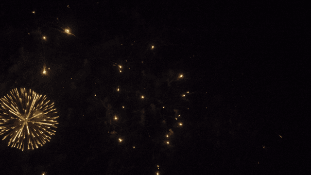 밤하늘에서 터지는 화려한 불꽃놀이