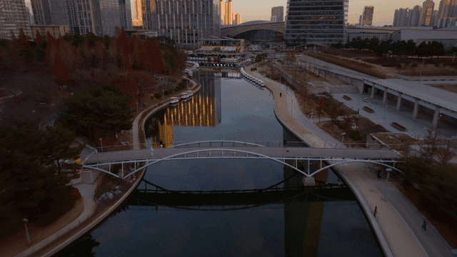 다리가 있는 고요한 도시 운하