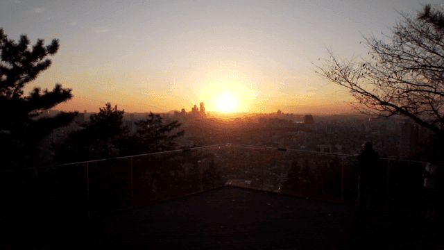 도시 전망대에서 본 일몰보는 사람들