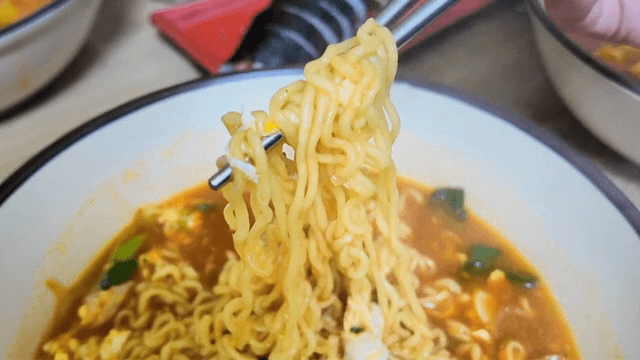 야채와 계란이 들어간 한국 라면