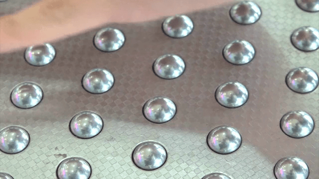 먼지 흡입 매트를 만지는 손