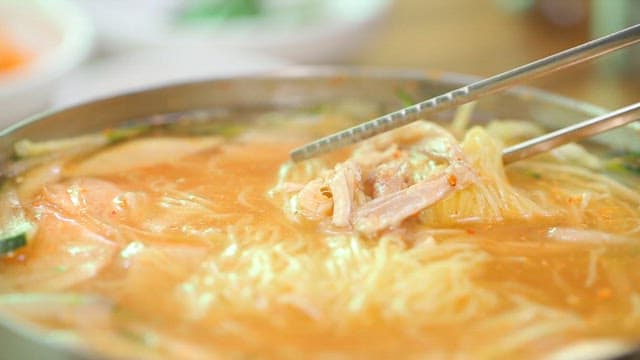 먹음직스러운 닭냉국수 한 젓가락