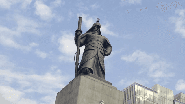 도심 광장의 이순신 장군 동상