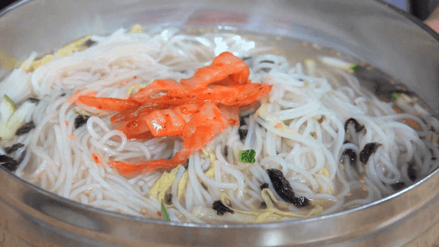 김치와 함께 담긴 잔치국수