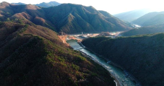 강과 현수교가 있는 산속 마을