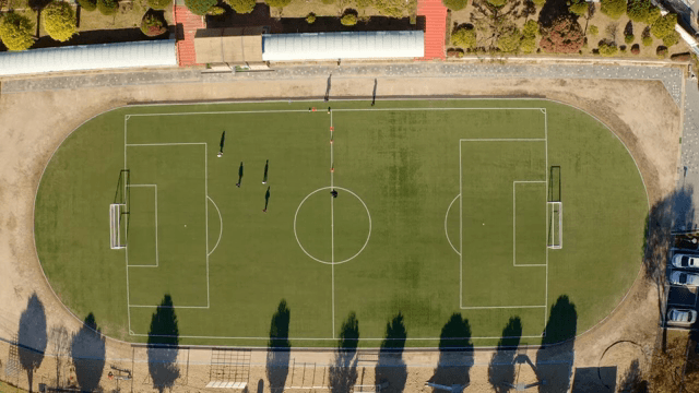 학교 축구장에서 축구를 하는 모습