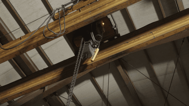 산업용 크레인과 케이블이 있는 천장