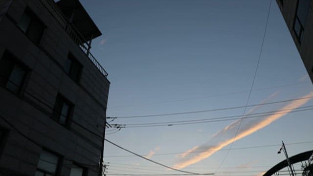 황혼이 내린 도시 주택가의 빌라