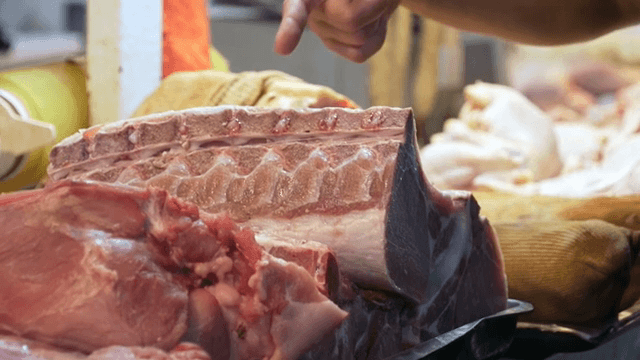 큰 고깃덩어리를 가리키는 손