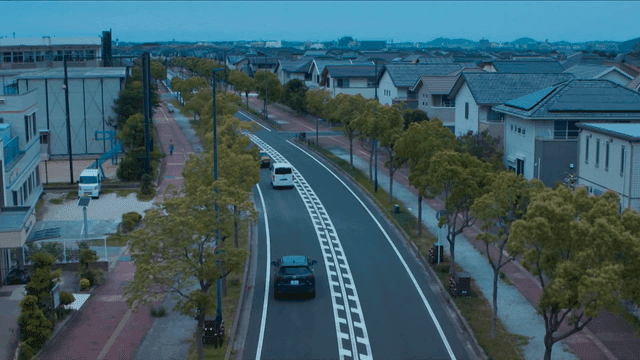 차가 있는 조용한 주택가 일본 도로