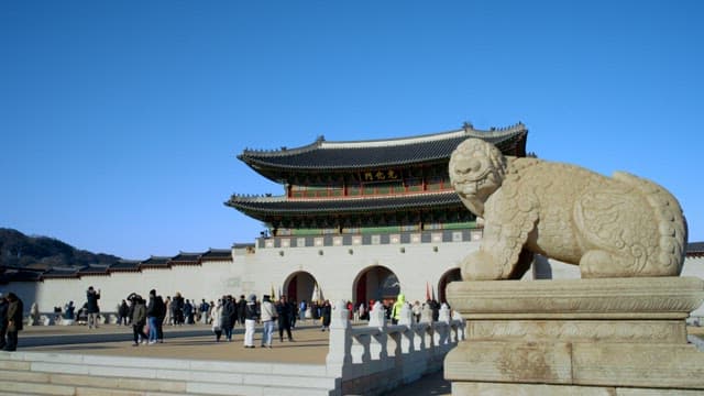 Tourists in front yard of Gwanghwamun, guarded by Haitai