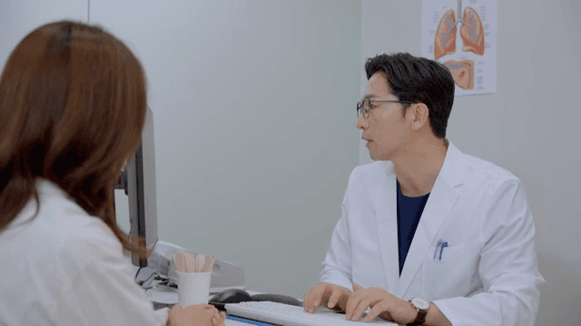 진료실에서 환자와 상담하는 의사