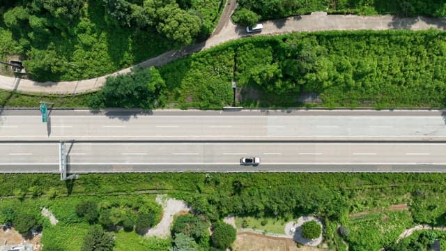 울창한 녹지 사이의 한적한 고속도로