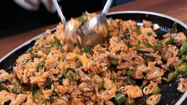 Mixing the cockle and rice in a bowl