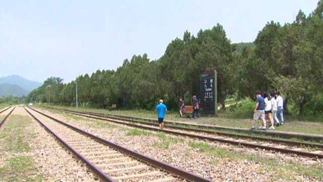 구둔역 기찻길에서의 평화로운 하루