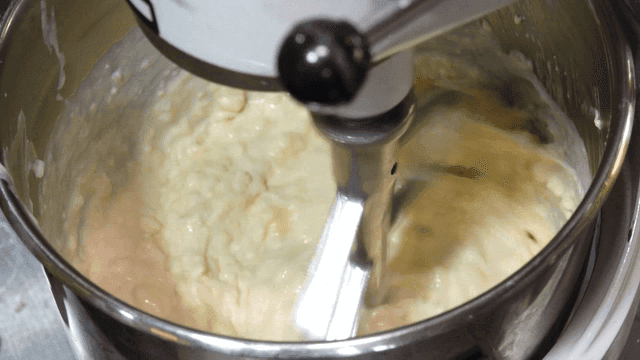 주방에서 재료를 섞는 믹서