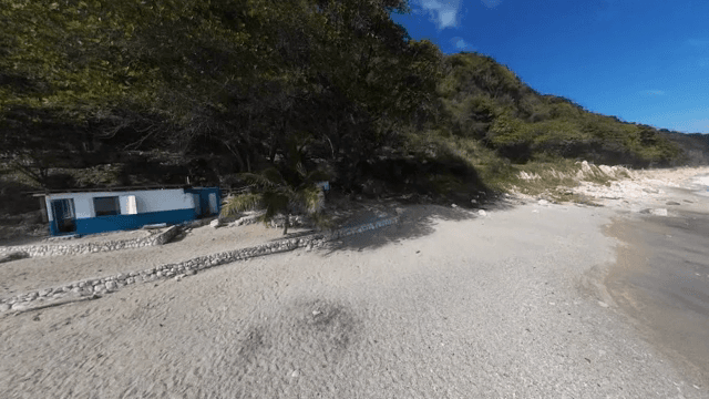 파도가 있는 고요한 해변과 집