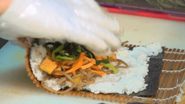 신선한 채소로 김밥 준비하기