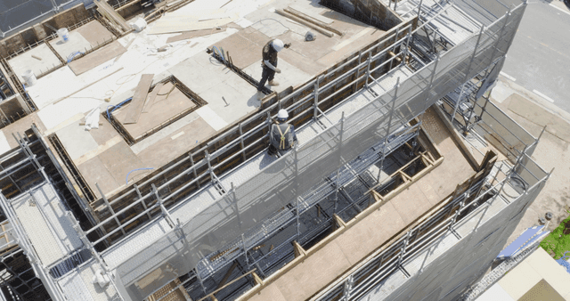 작업자와 자재가 있는 건설 현장