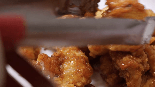 달콤하고 매콤한 한국식 치킨