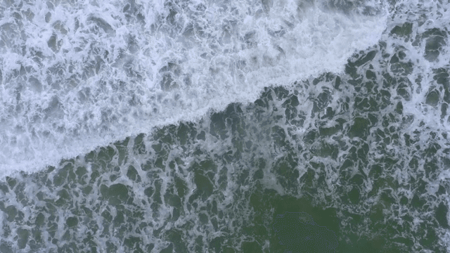 해안에 부딪히는 파도